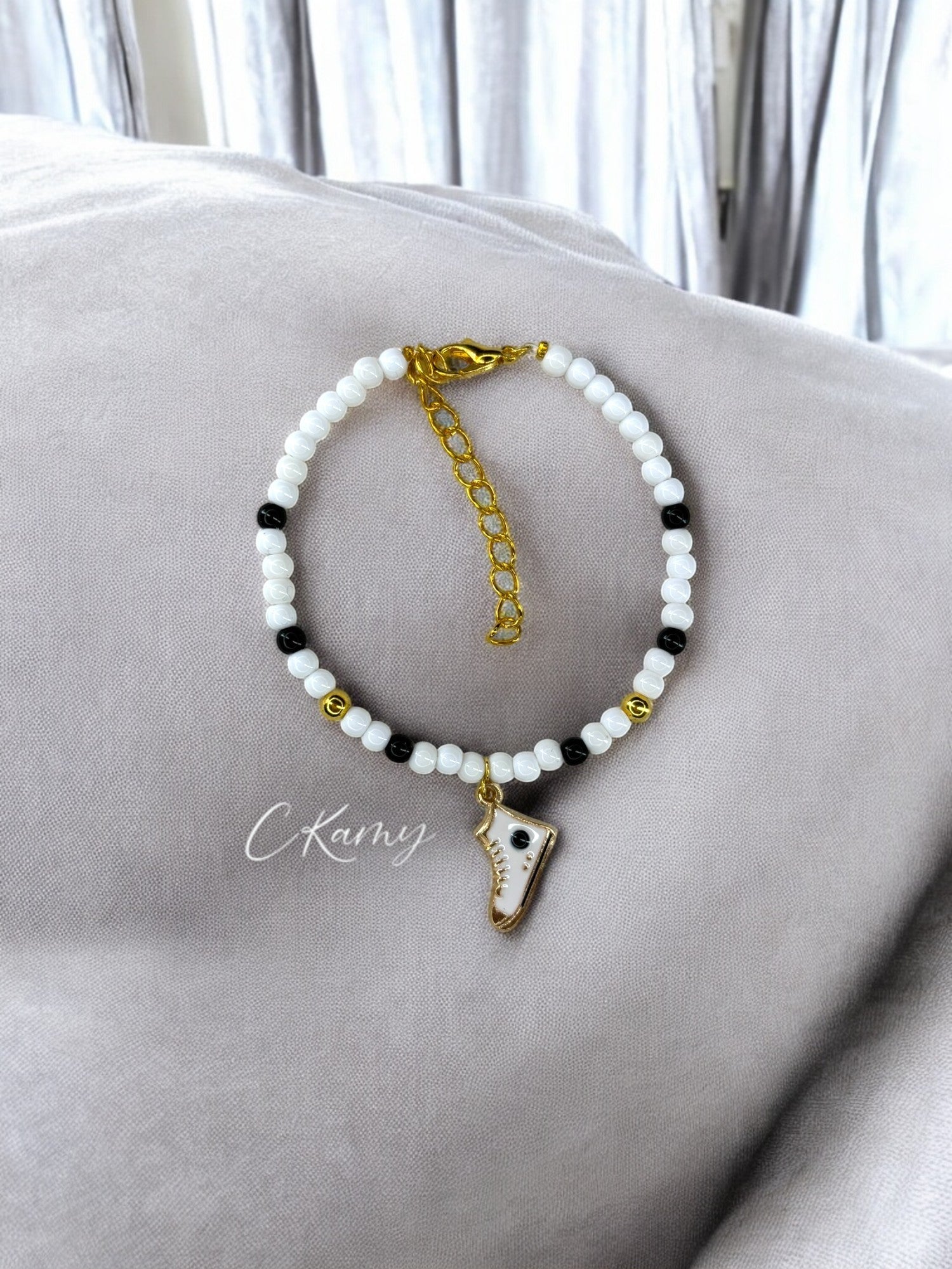 Bracelet femme perles rondes basket converse blanc