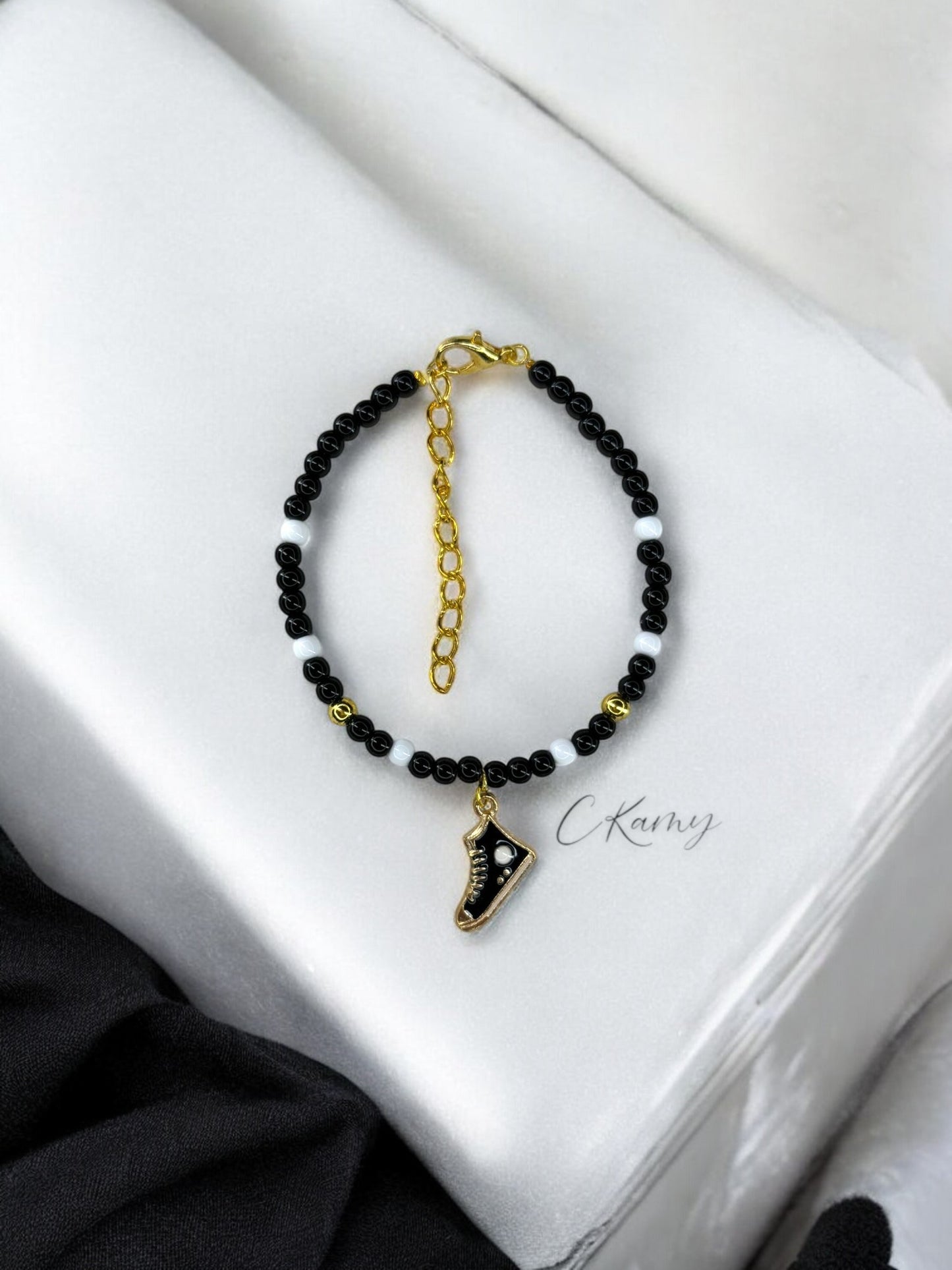 Bracelet femme perles rondes basket converse noir