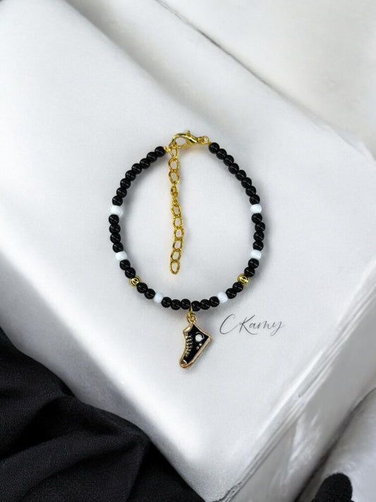 Bracelet femme perles rondes basket converse noir