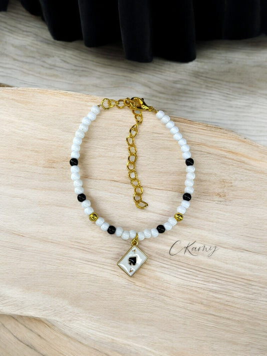 Bracelet femme perles rondes carte de jeu pique