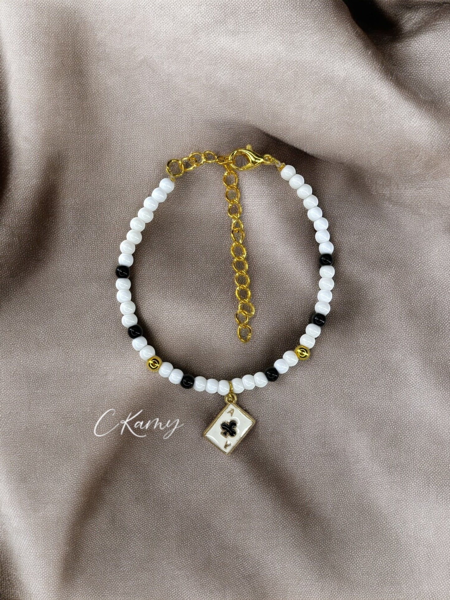 Bracelet femme perles rondes carte de jeu trèfle