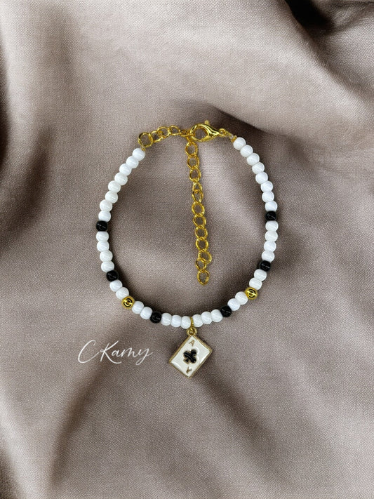 Bracelet femme perles rondes carte de jeu trèfle