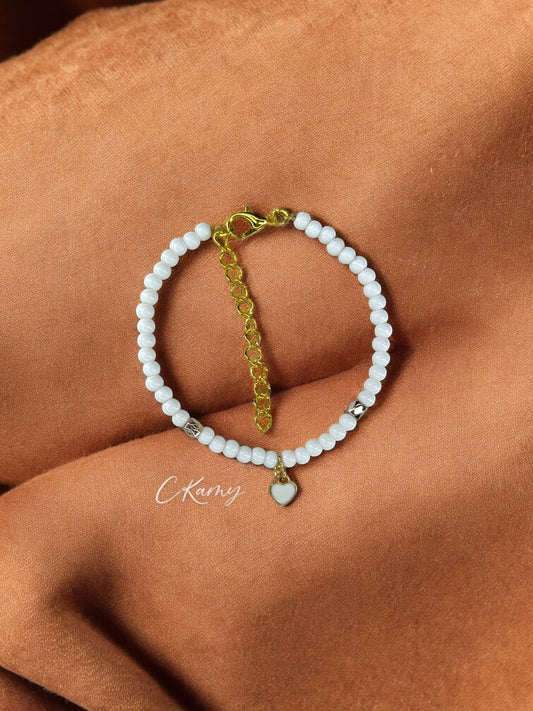 Bracelet femme perles rondes petit coeur blanc
