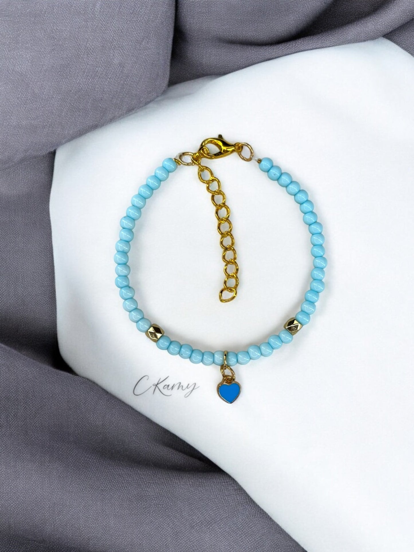 Bracelet femme perles rondes petit coeur bleu clair