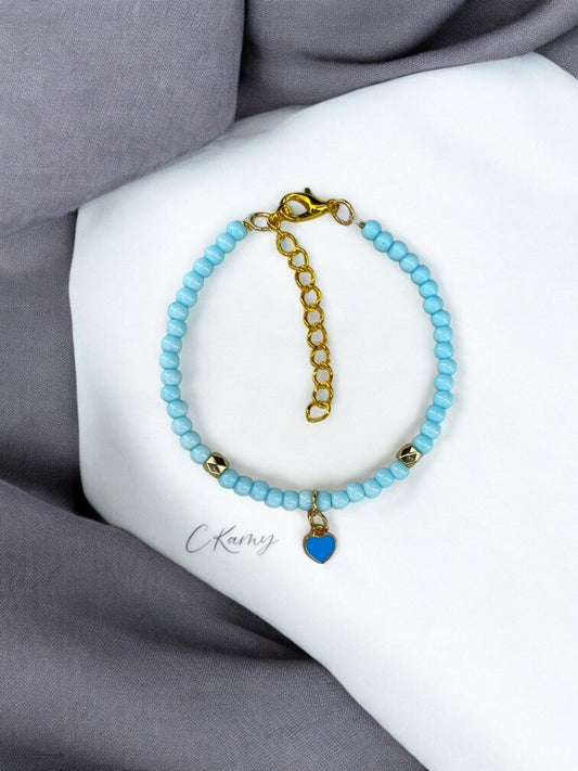Bracelet femme perles rondes petit coeur bleu clair