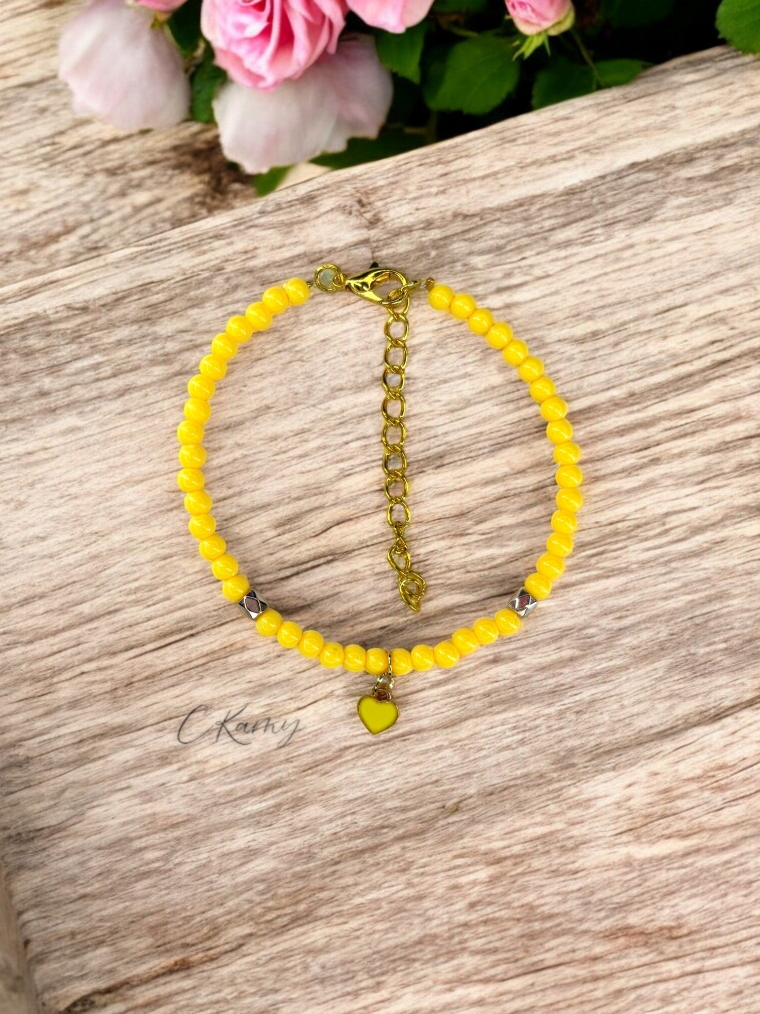 Bracelet femme perles rondes petit coeur jaune