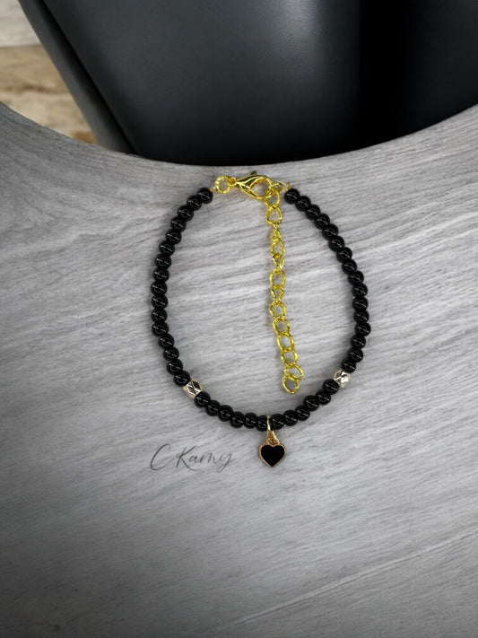Bracelet femme perles rondes petit coeur noir