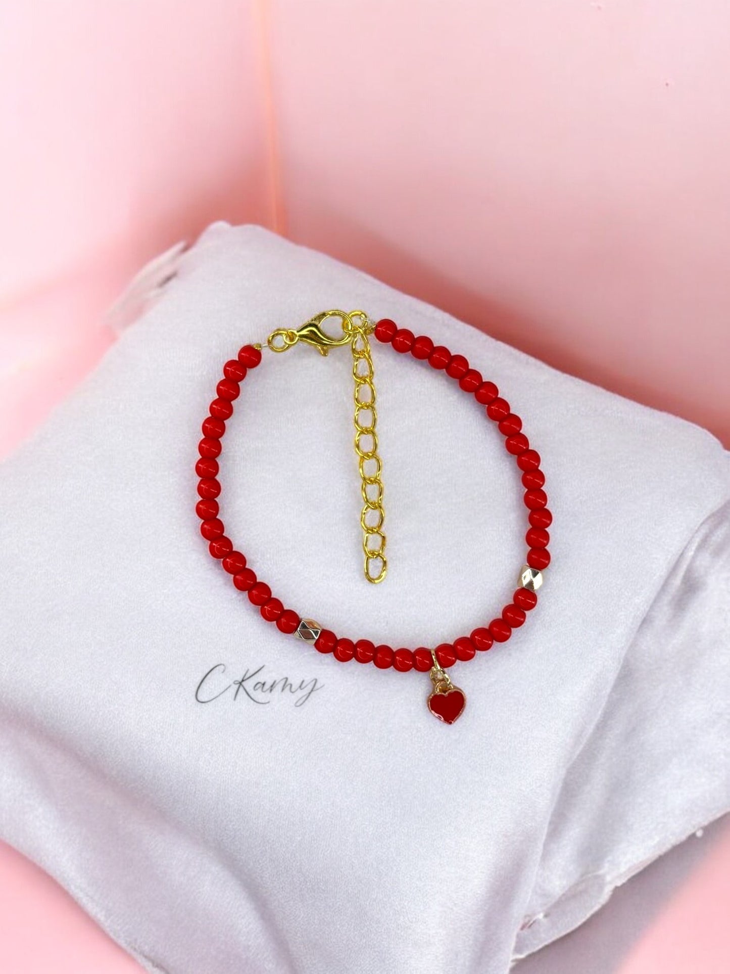 Bracelet femme perles rondes petit coeur rouge