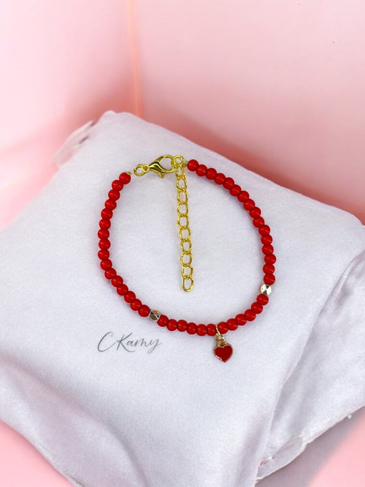 Bracelet femme perles rondes petit coeur rouge