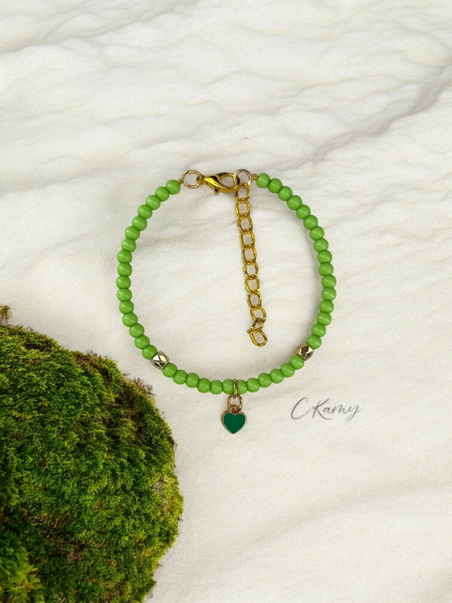 Bracelet femme perles rondes petit coeur vert clair