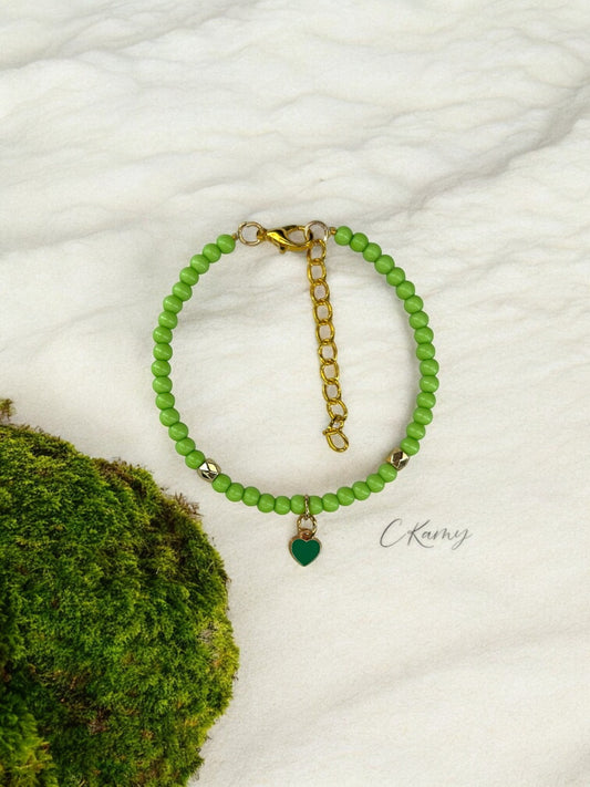 Bracelet femme perles rondes petit coeur vert clair