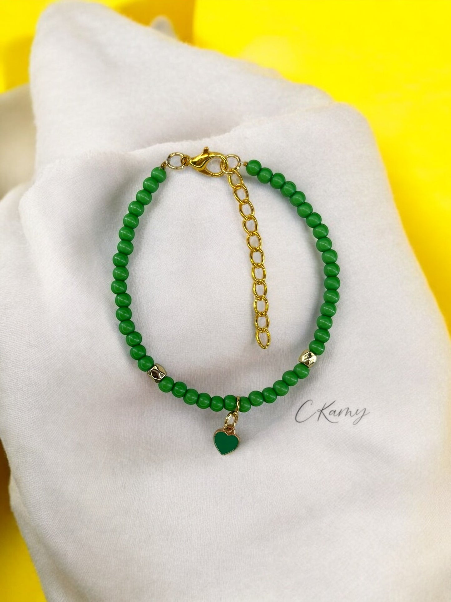 Bracelet femme perles rondes petit coeur vert foncé