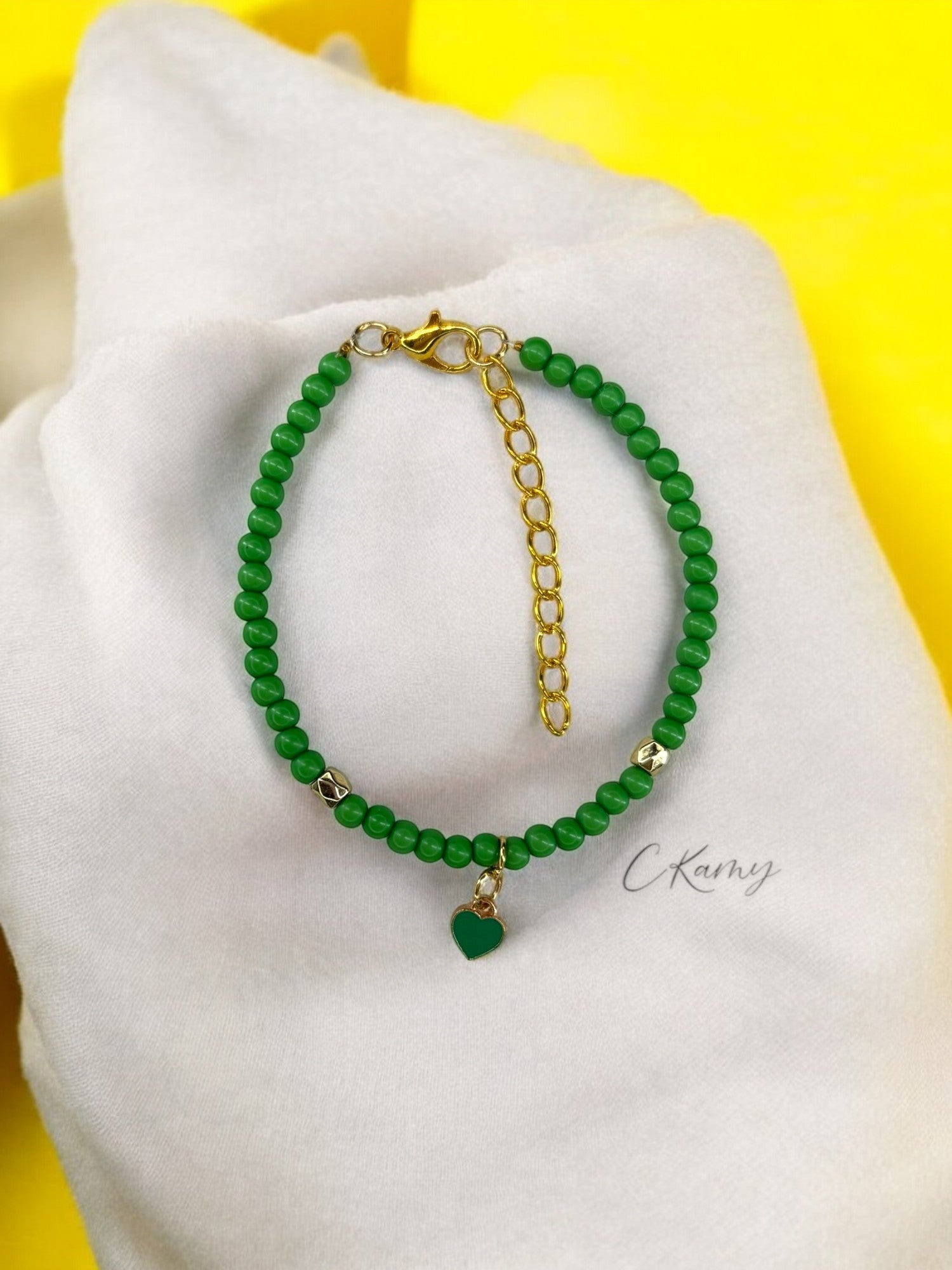 Bracelet femme perles rondes petit coeur vert foncé
