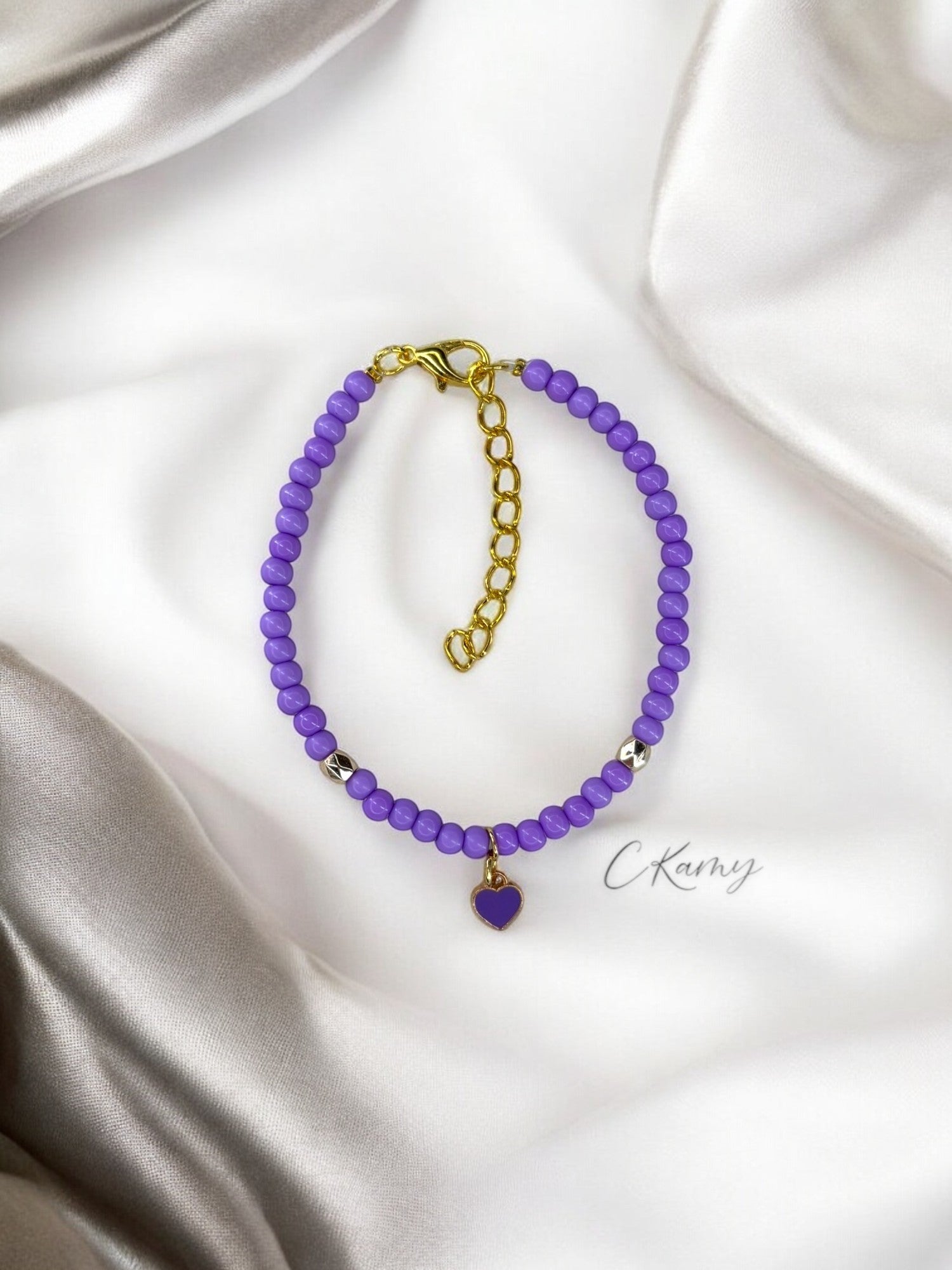 Bracelet femme perles rondes petit coeur violet