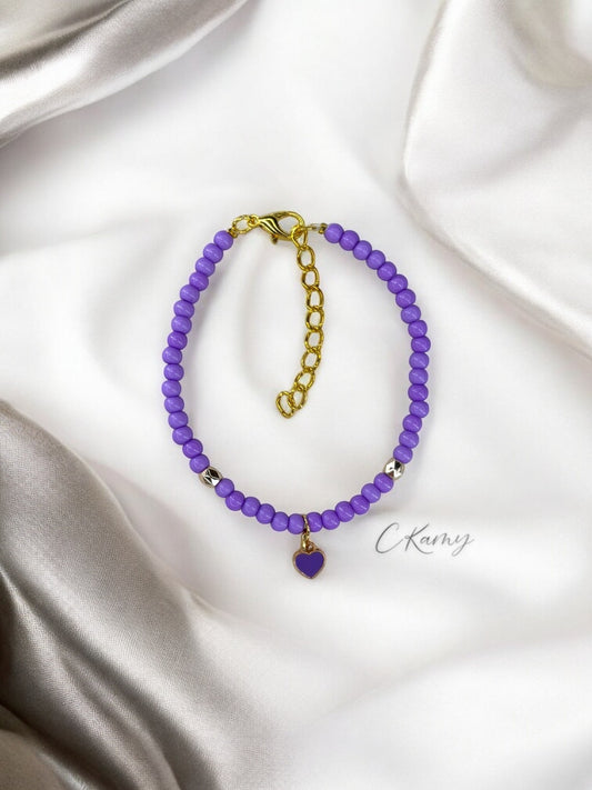 Bracelet femme perles rondes petit coeur violet