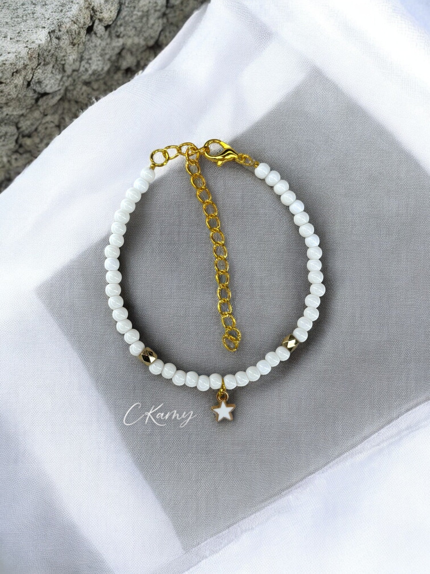 Bracelet femme perles rondes petite étoile blanc