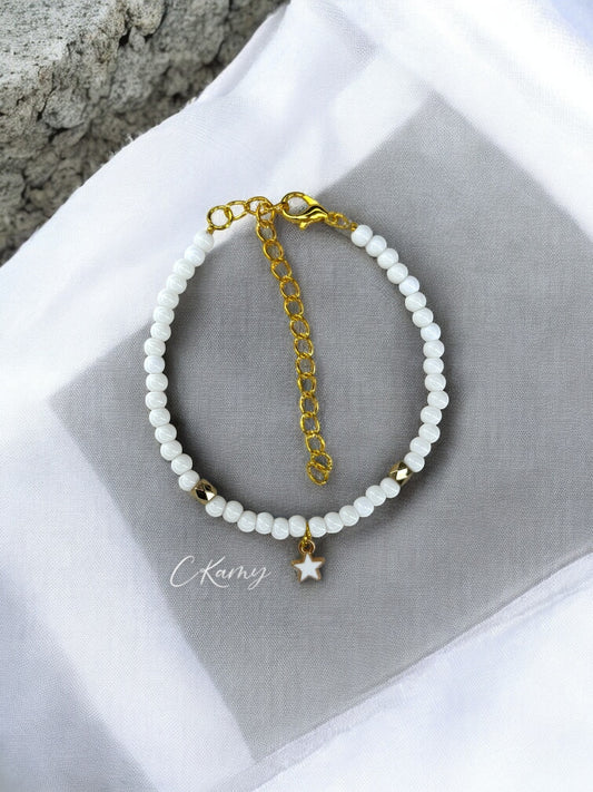 Bracelet femme perles rondes petite étoile blanc