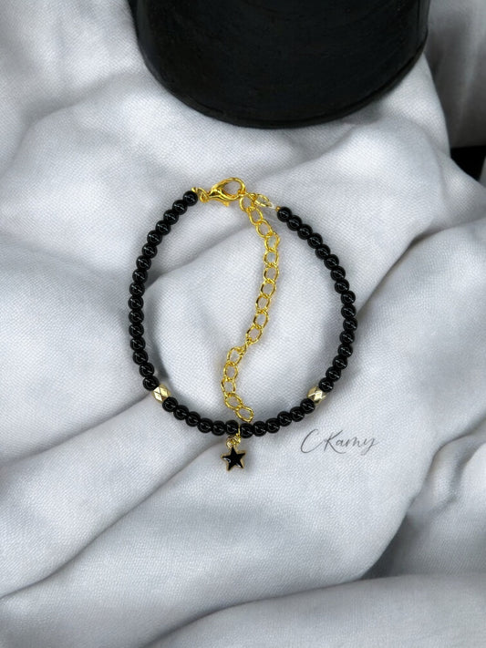Bracelet femme perles rondes petite étoile noir