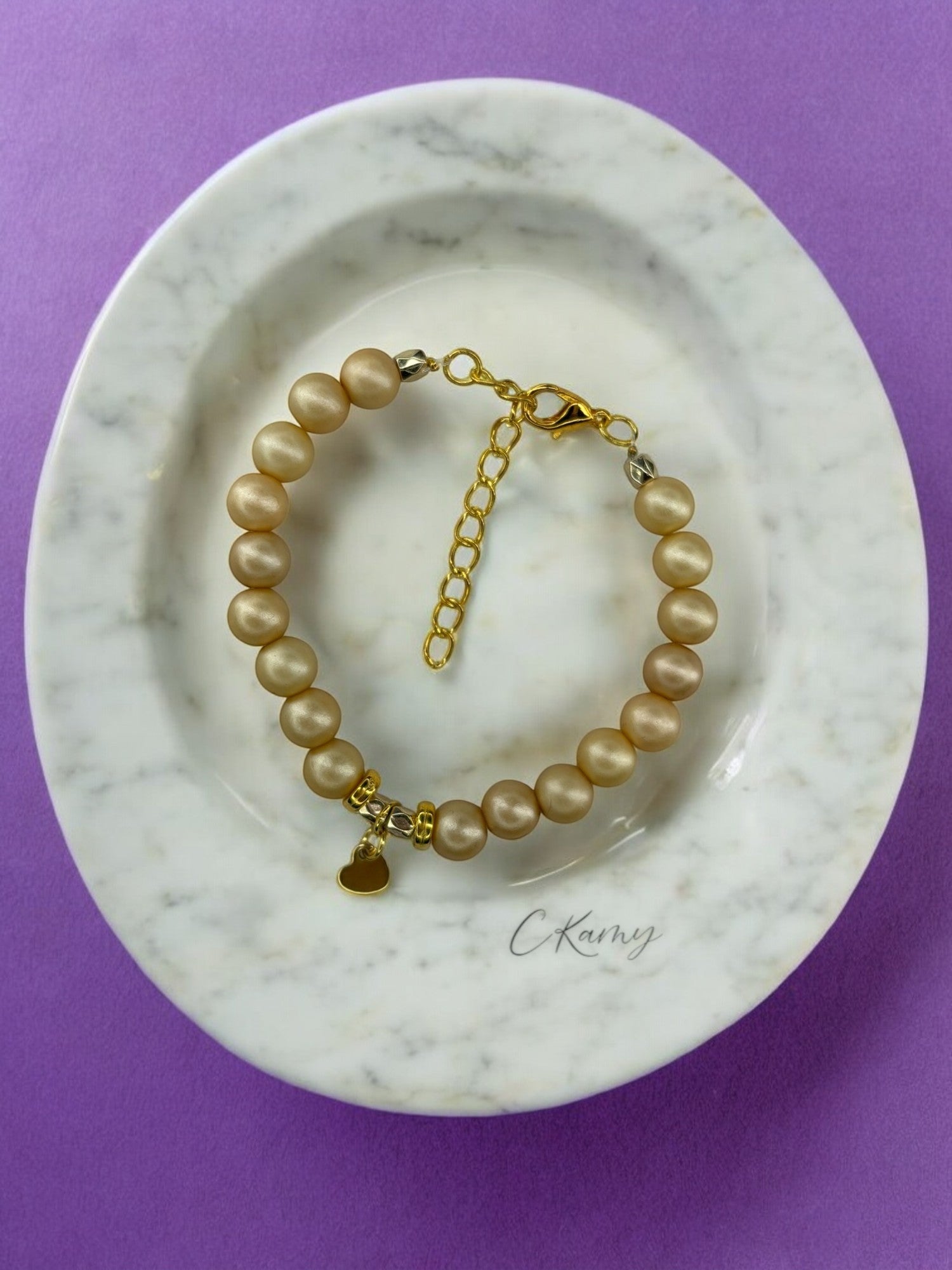 Bracelet femme petit coeur doré jaune sable mat