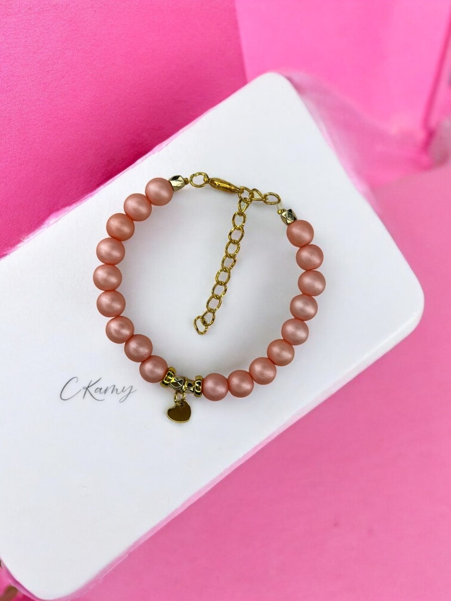Bracelet femme petit coeur doré rose corail mat