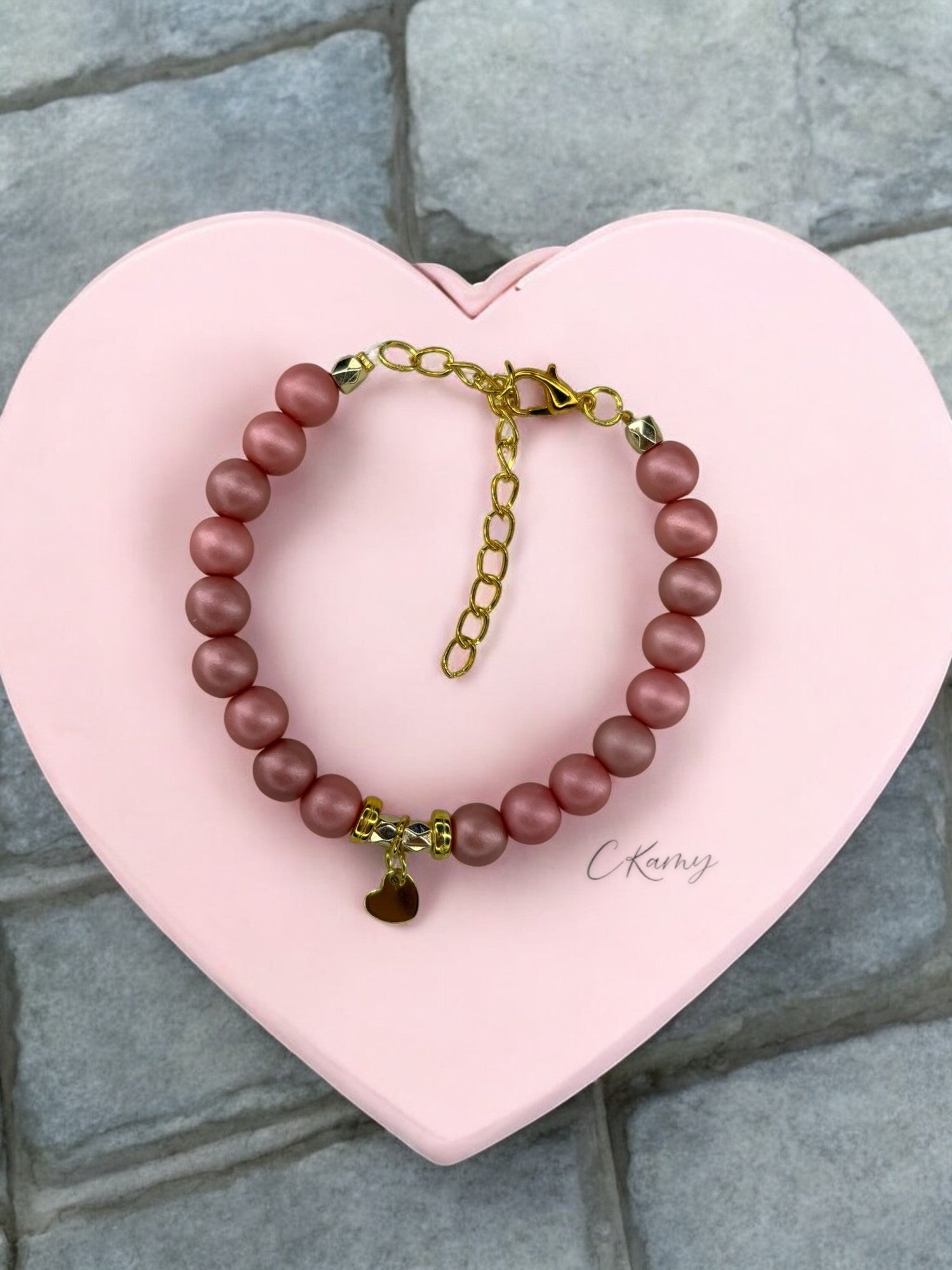 Bracelet femme petit coeur doré rose foncé mat