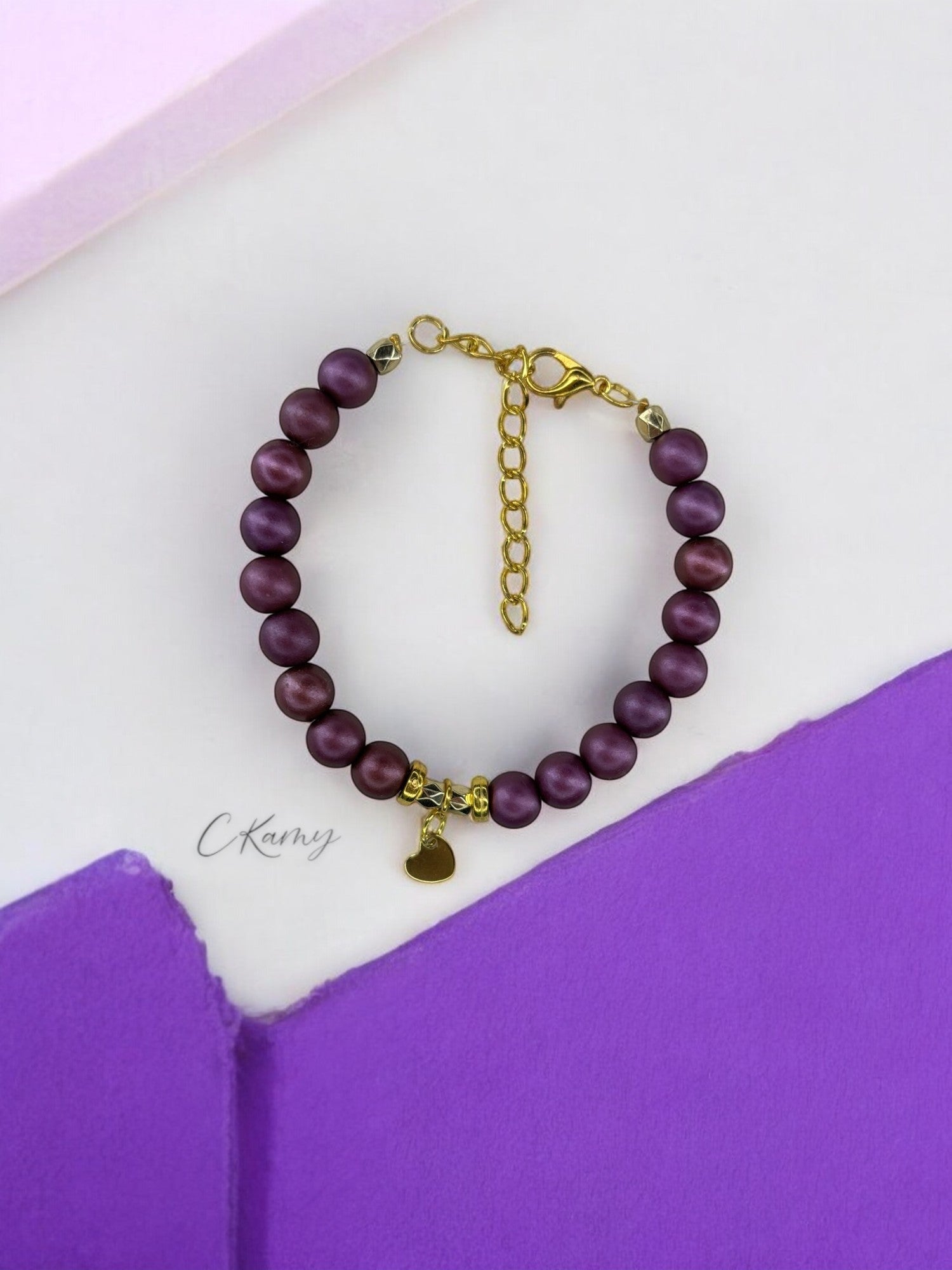Bracelet femme petit coeur doré violet foncé mat