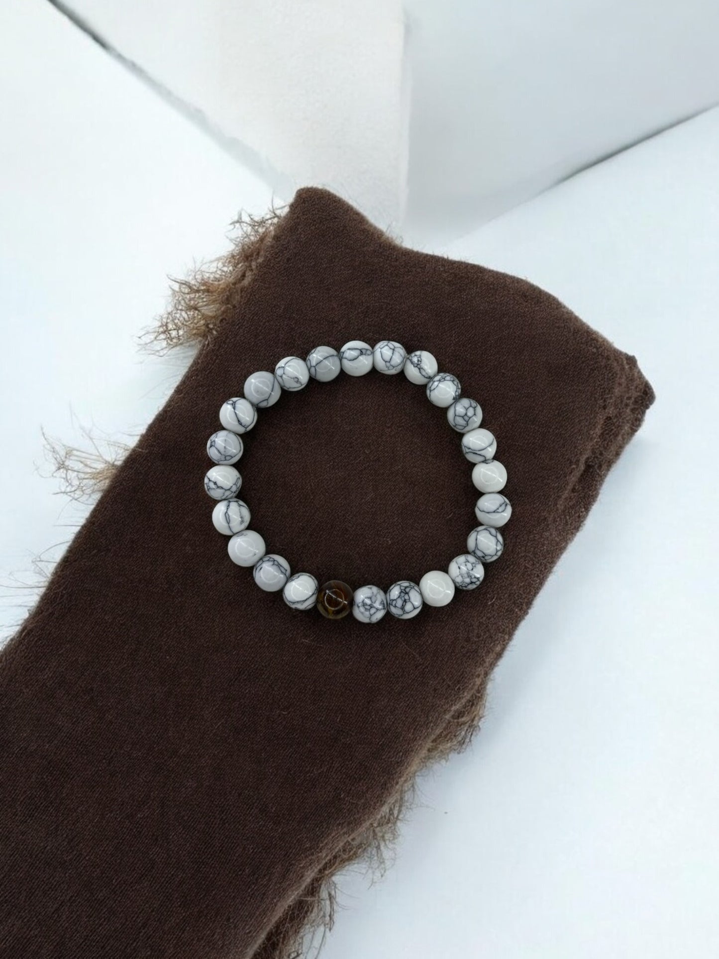 Bracelet homme bicolore blanc à traits perle marron