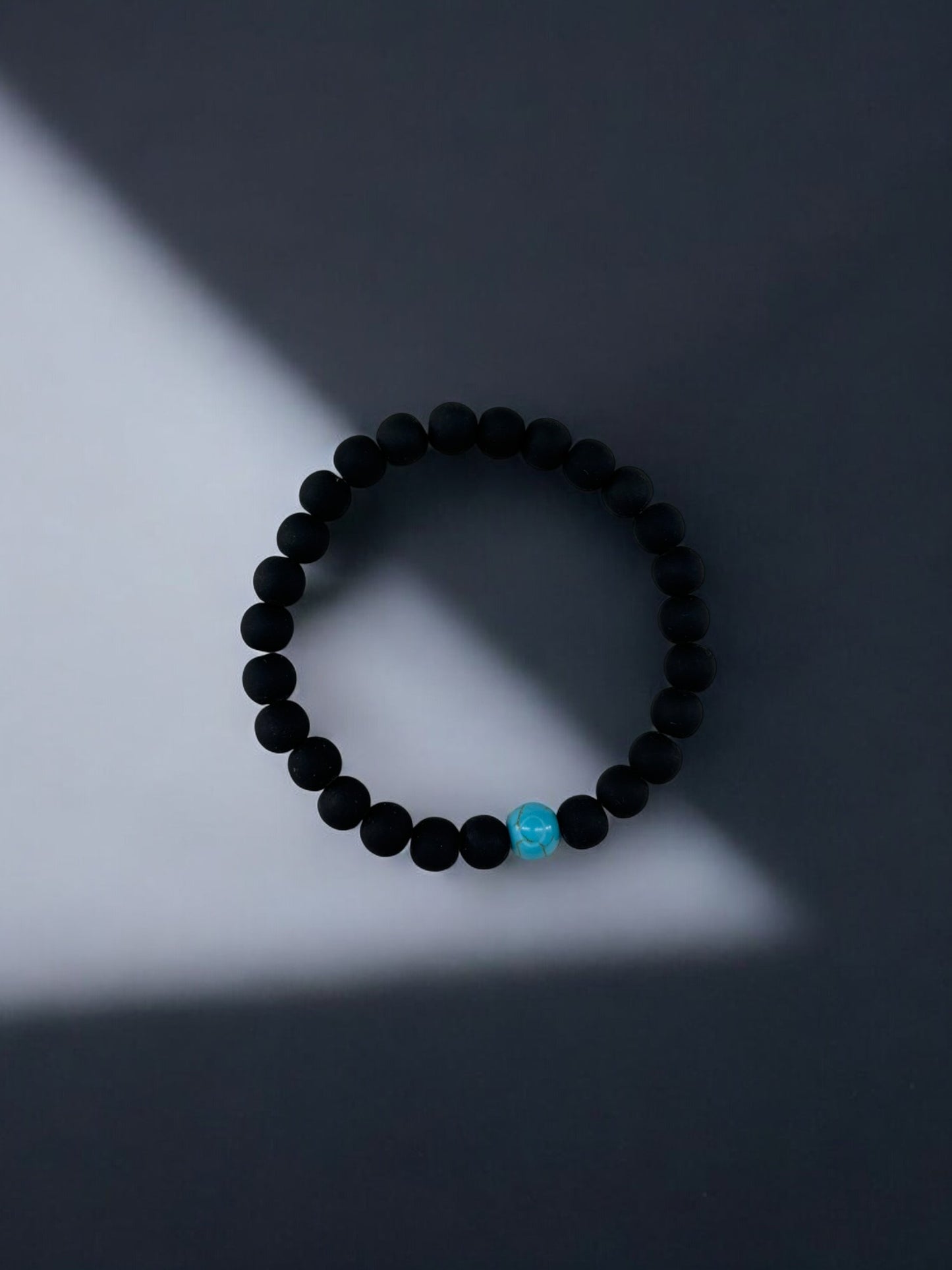 Bracelet homme bicolore noir mat perle bleu à traits