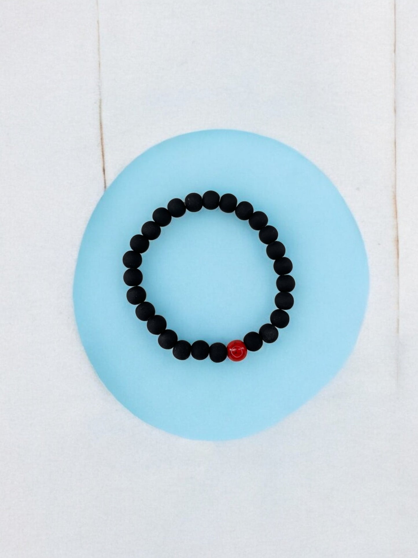 Bracelet homme bicolore noir mat perle rouge à traits