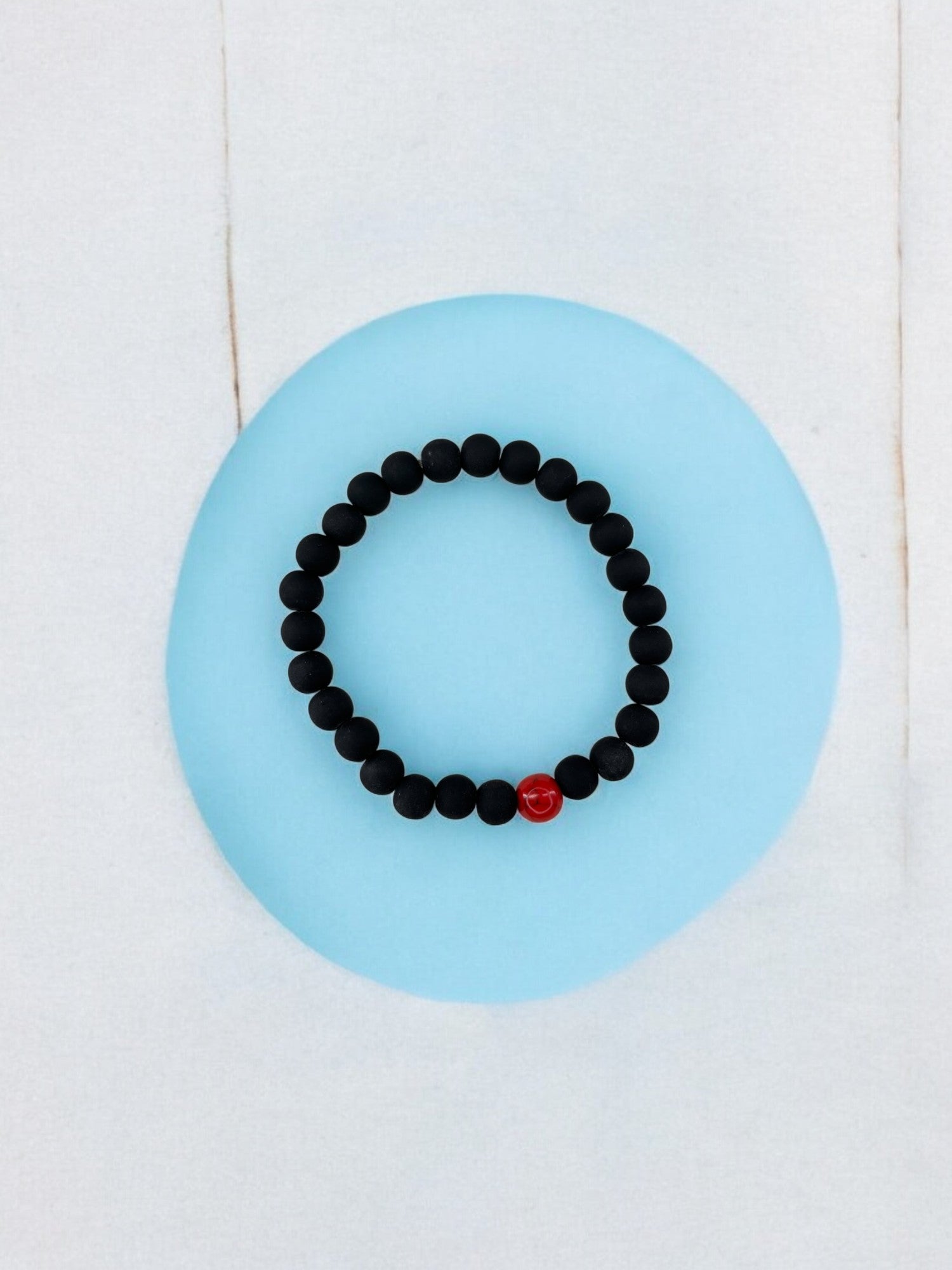Bracelet homme bicolore noir mat perle rouge à traits