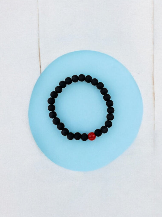 Bracelet homme bicolore noir mat perle rouge à traits