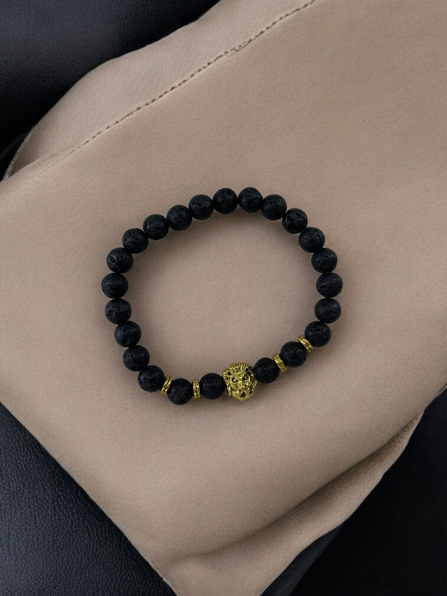Bracelet homme lion doré noir volcanique
