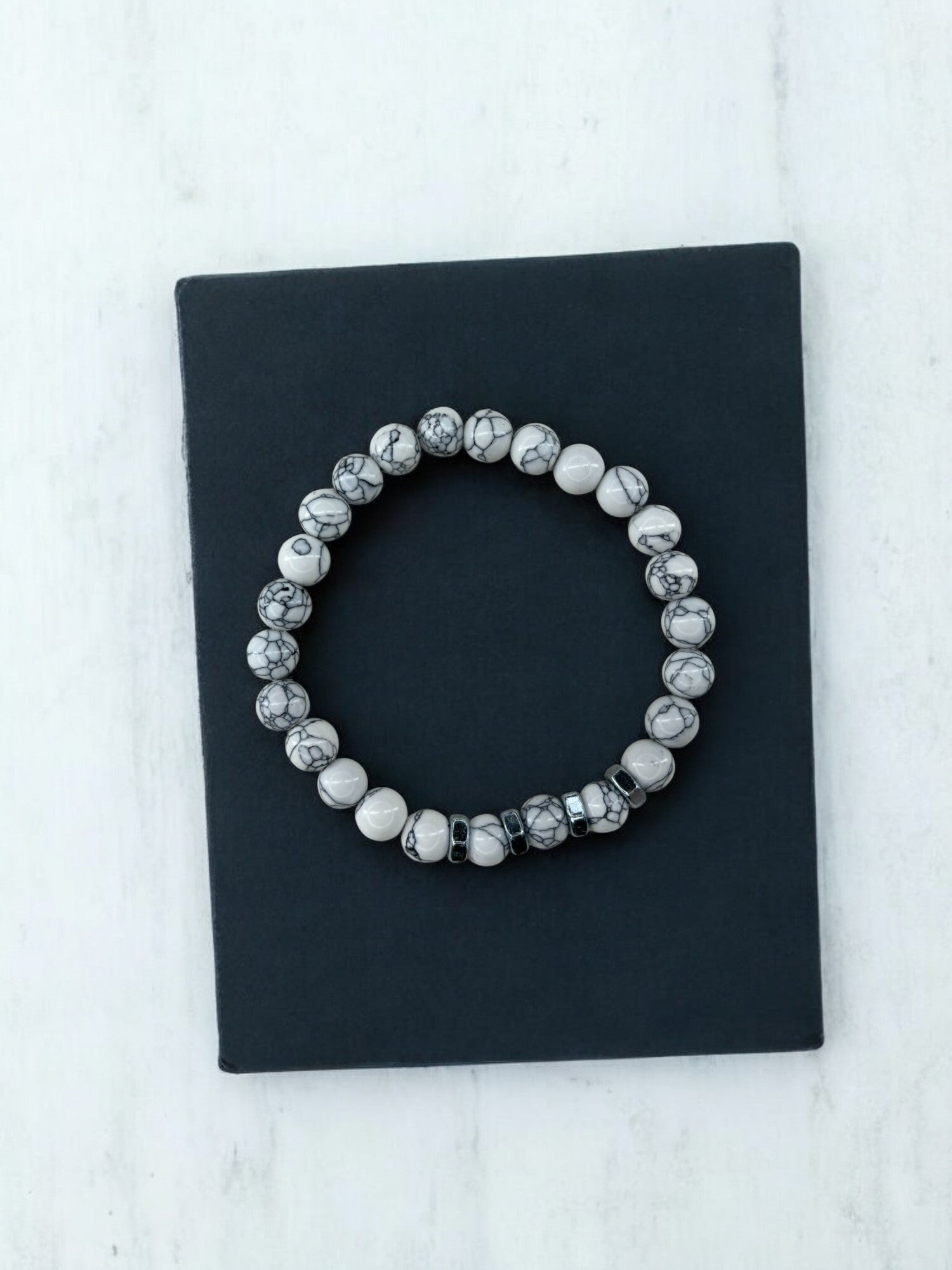 Bracelet homme quatre écrous perles blanc à traits