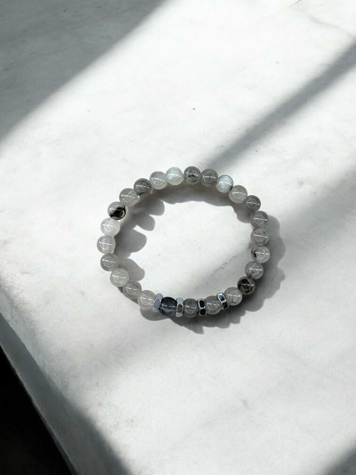 Bracelet homme quatre écrous perles gris clair