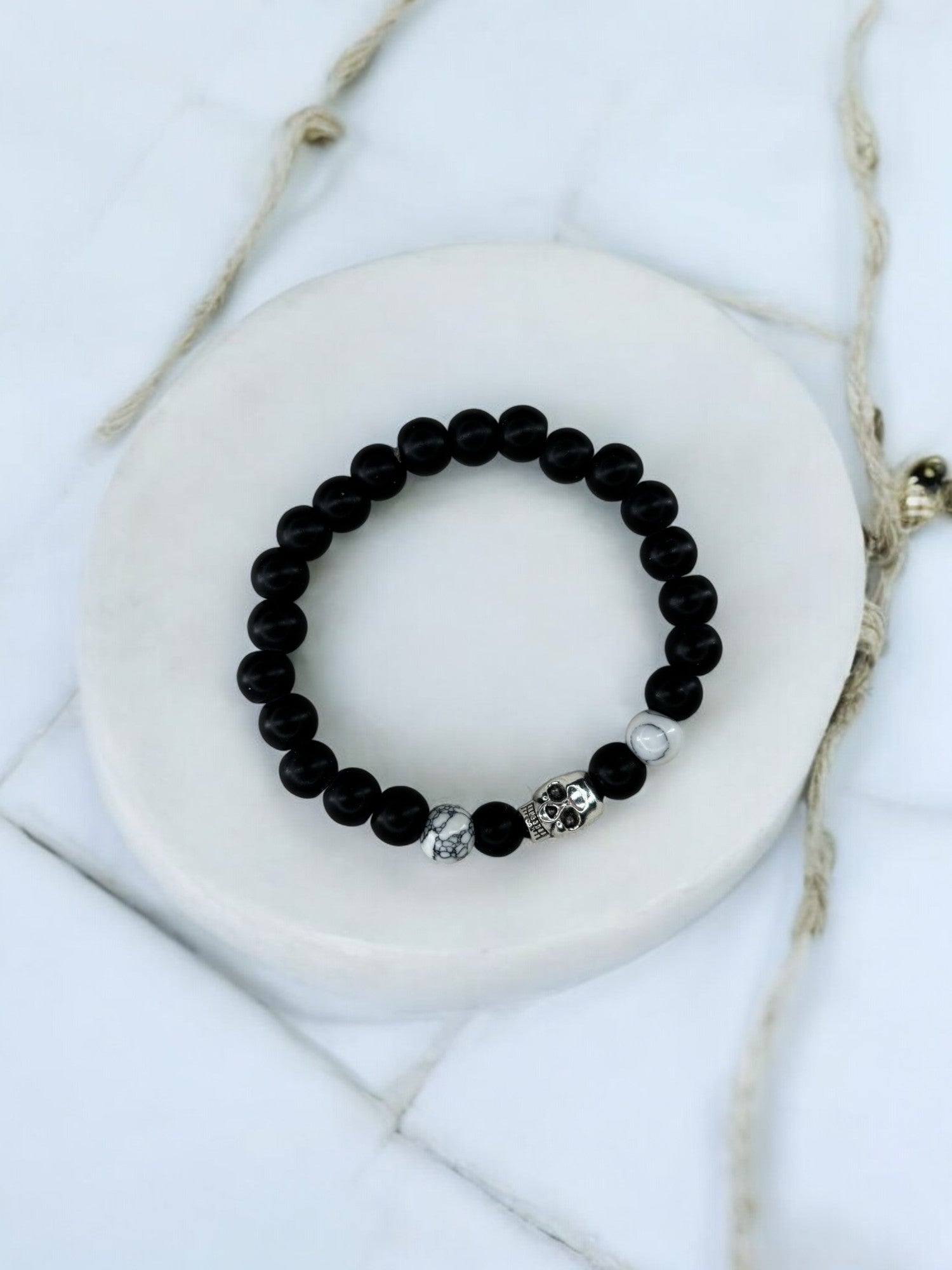 Bracelet homme tête de mort noir blanc à traits