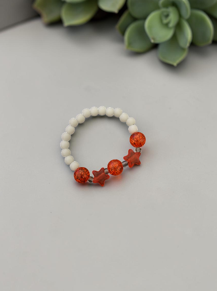 Bracelet enfant, Petites étoiles. Modèle : Rouge Craquelé.