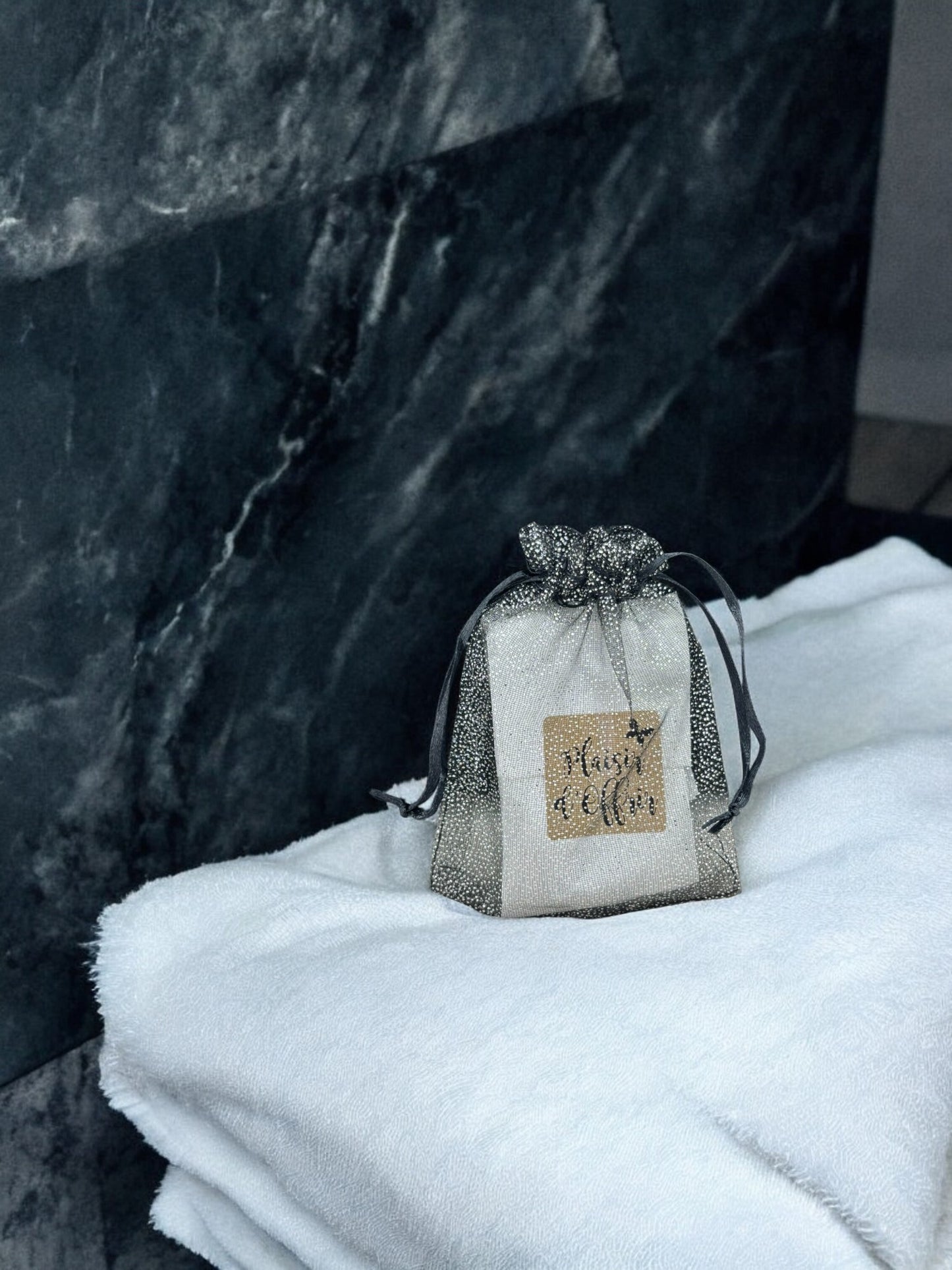 Pochette en tissu, emballage cadeau réutilisable. Modèle : Noir Brillant.