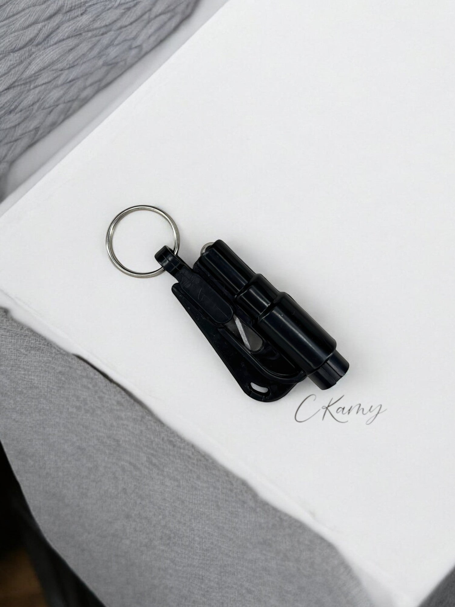 Porte clé brise vitre / coupe ceinture noir