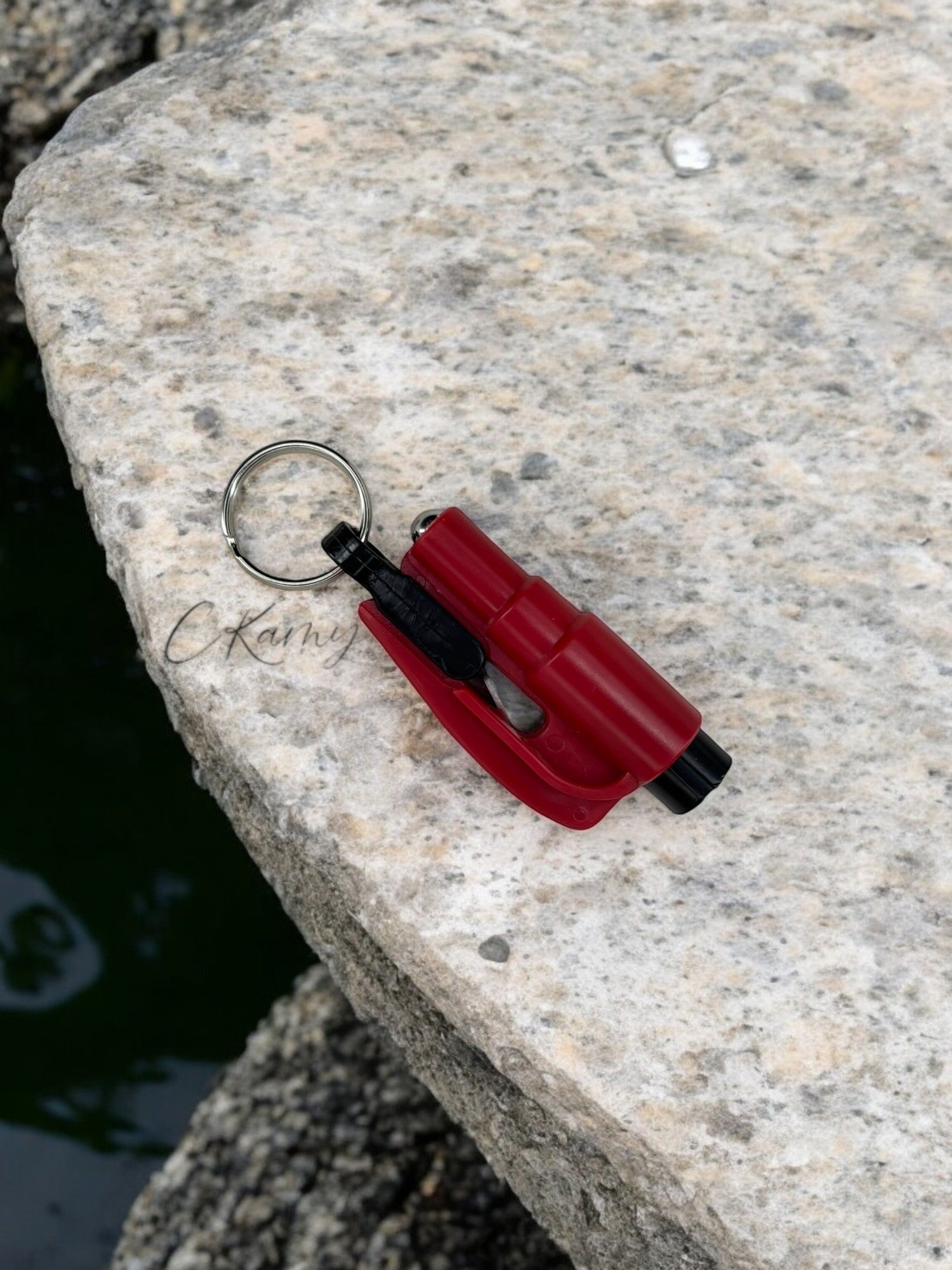 Porte clé brise vitre / coupe ceinture rouge