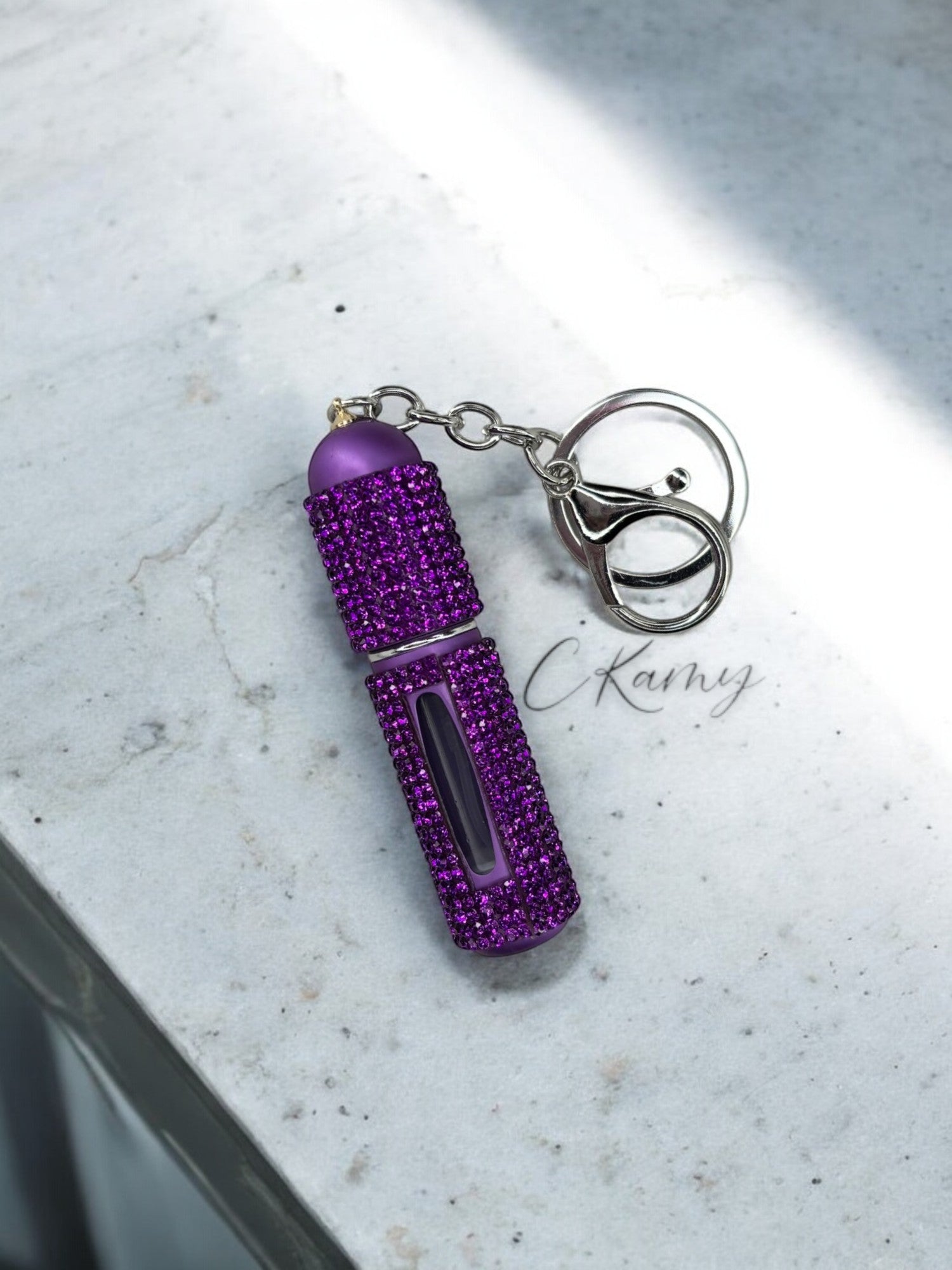 Porte clé contenant pour parfum violet