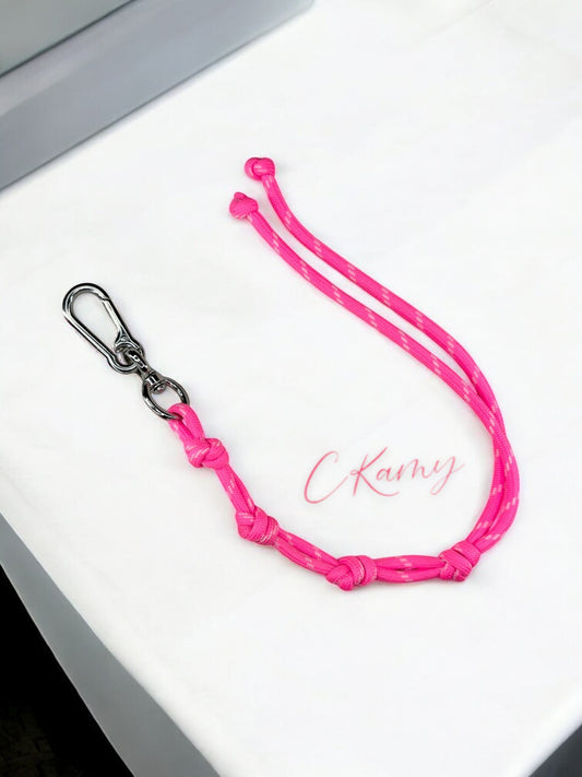 Porte clé lacet multi noeud rose flash