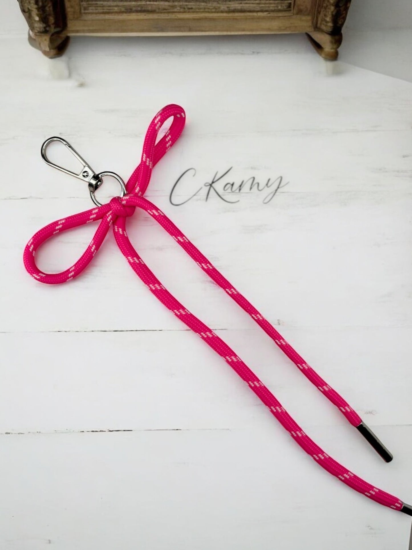 Porte clé lacet noeud rose flash