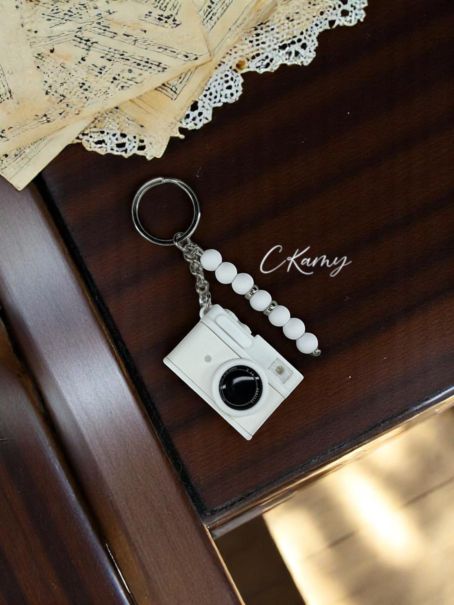 Porte clé personnalisé appareil photo vintage blanc