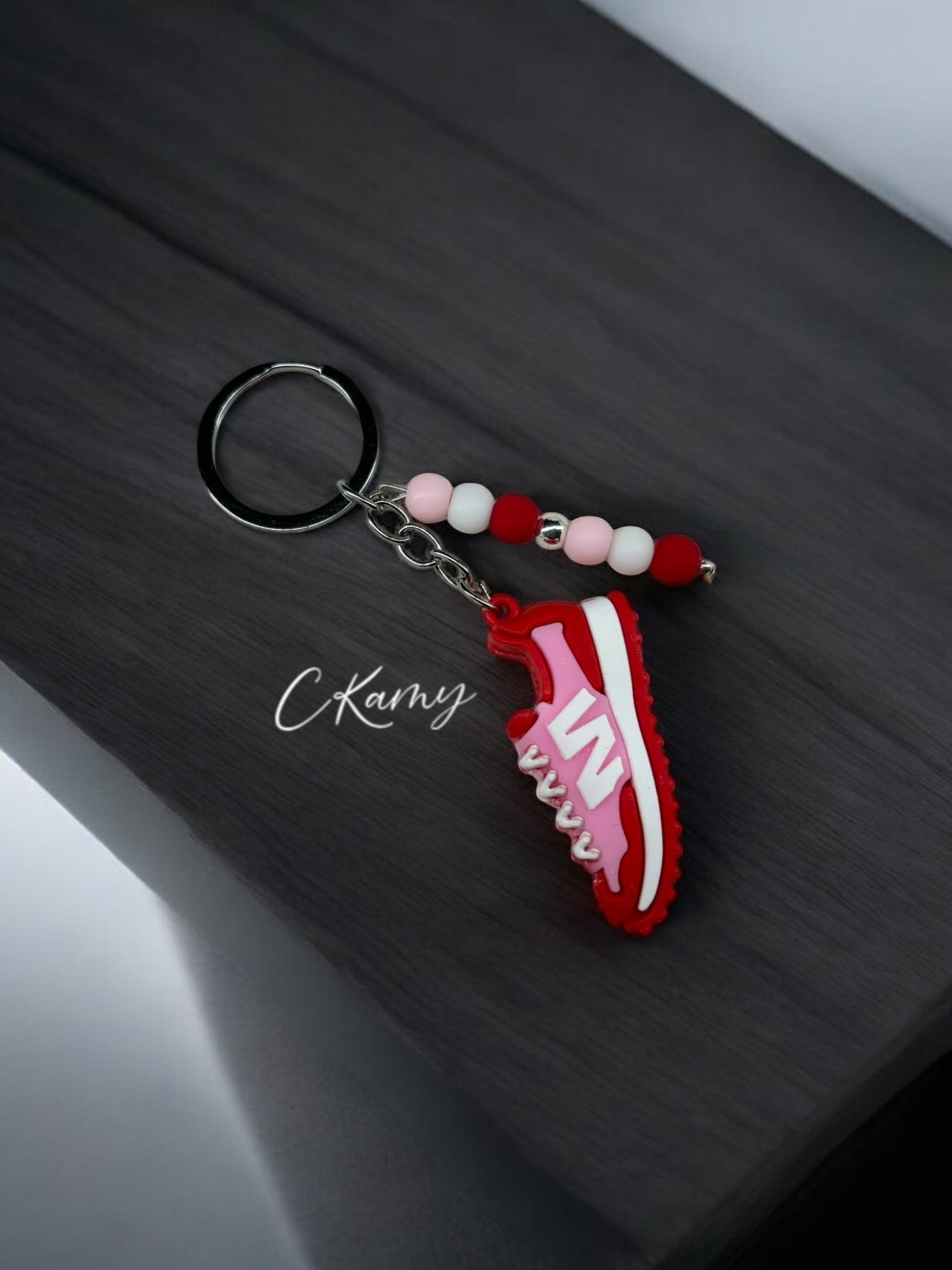 Porte clé personnalisé basket rouge rose