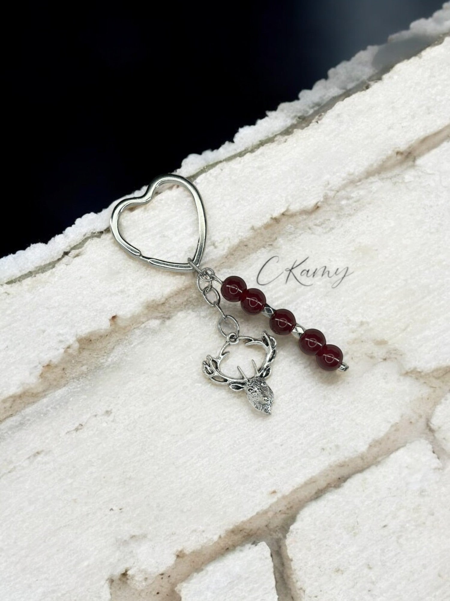 Porte clé personnalisé cerf bordeaux anneau coeur