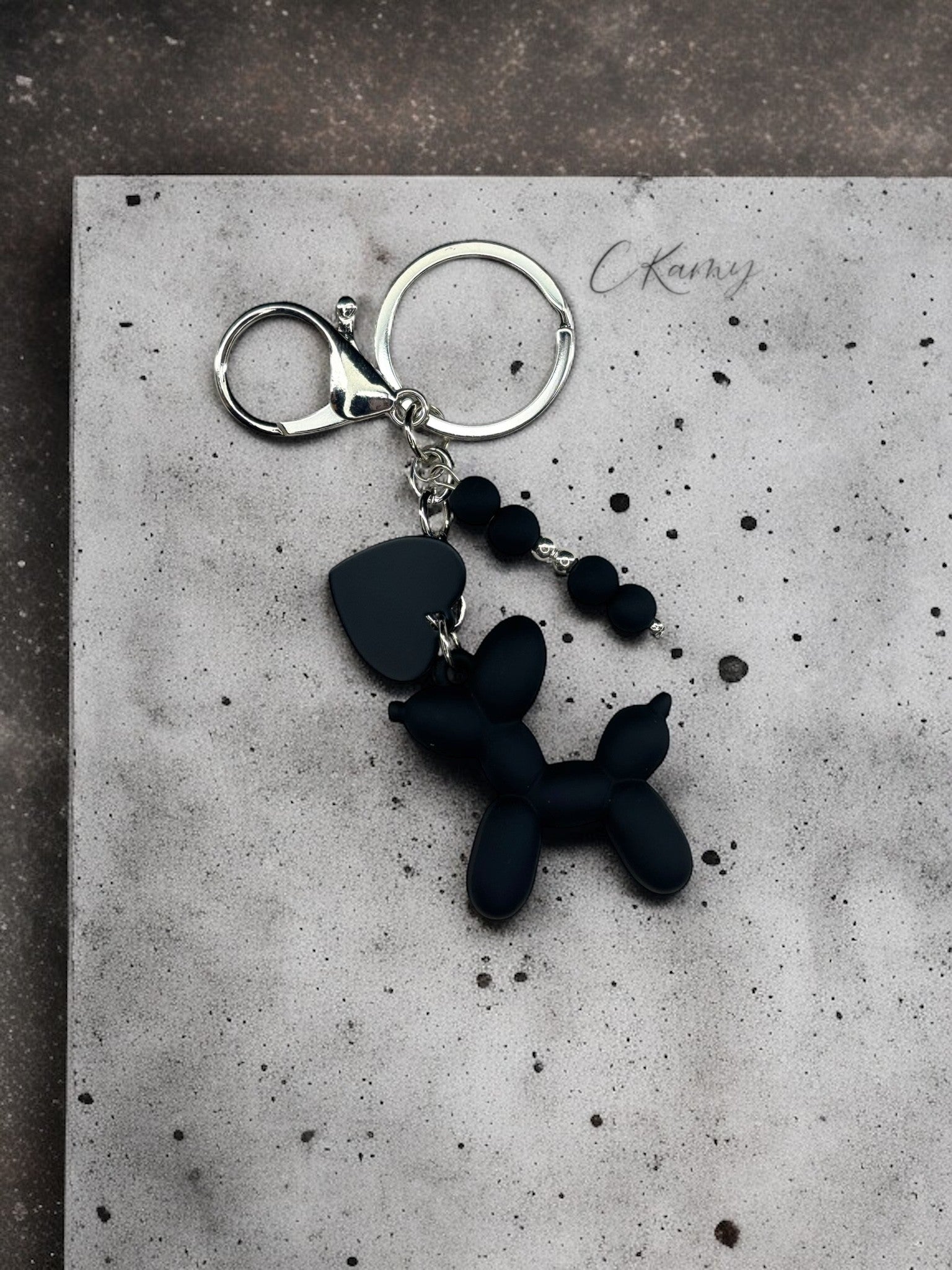 Porte clé personnalisé chien ballon & petit coeur noir mat