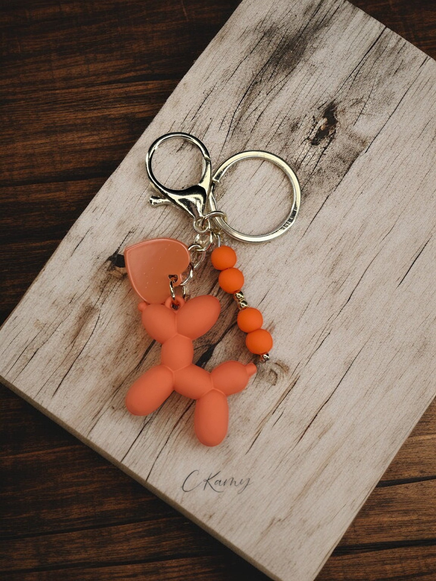 Porte clé personnalisé chien ballon & petit coeur orange mat