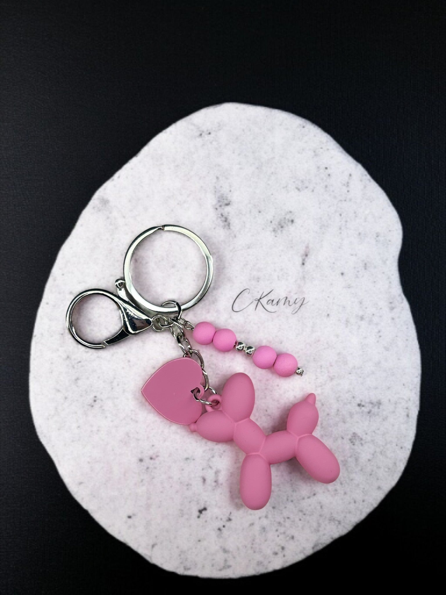 Porte clé personnalisé chien ballon & petit coeur rose mat