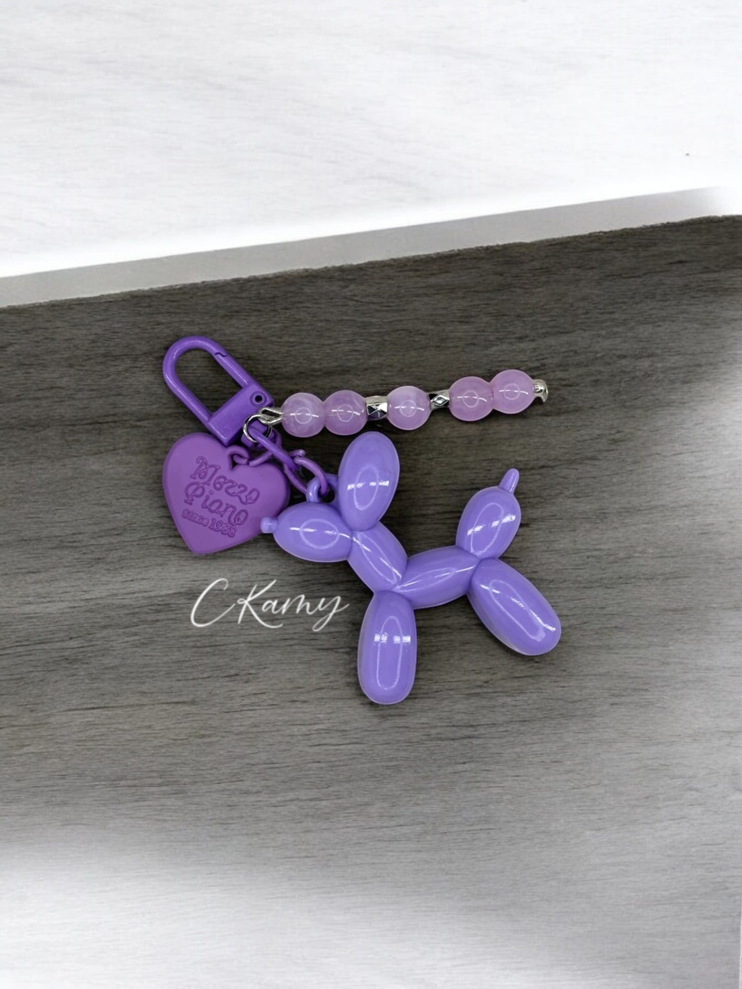 Porte clé personnalisé chien ballon violet métallisé