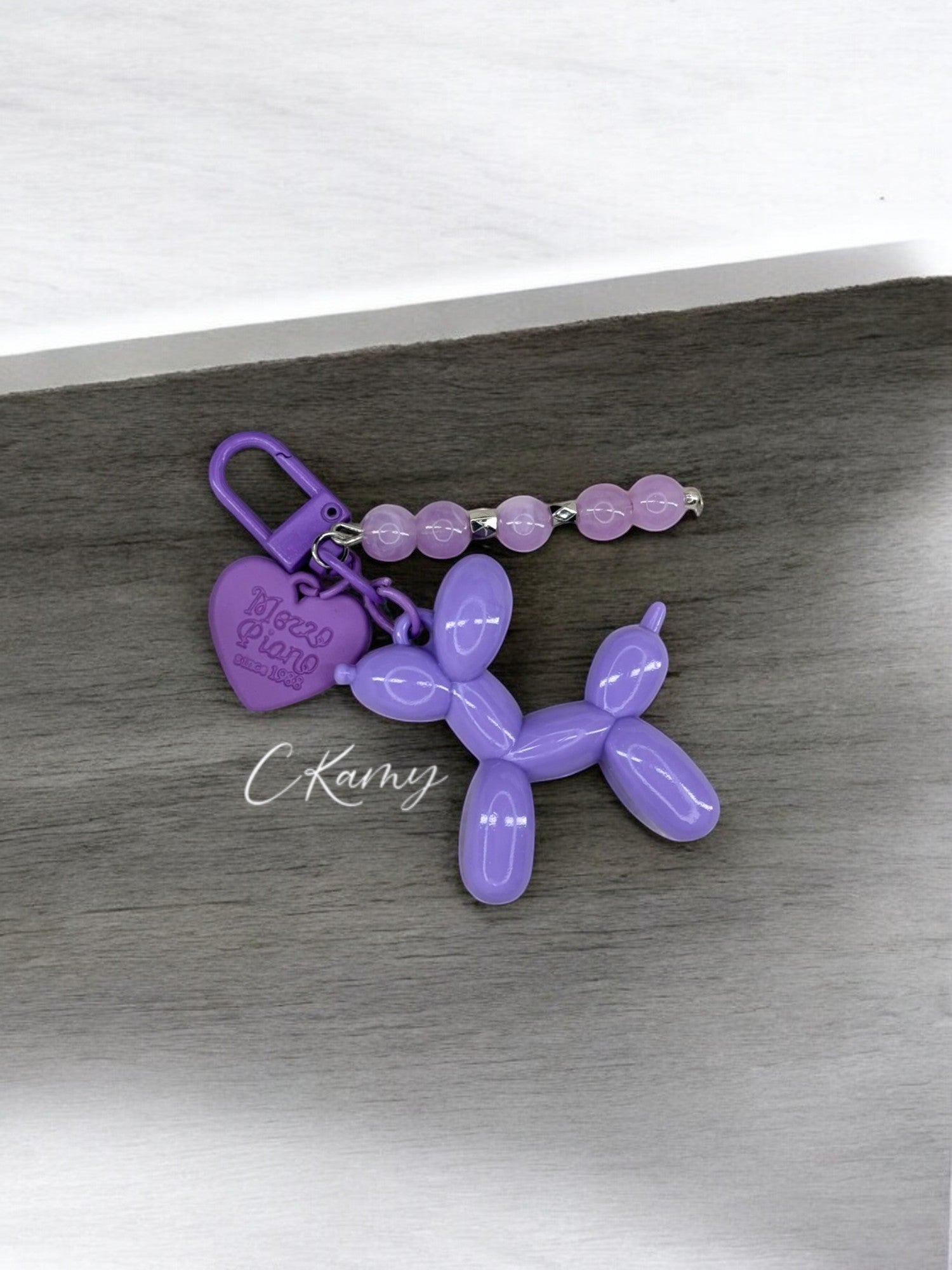 Porte clé personnalisé chien ballon violet métallisé